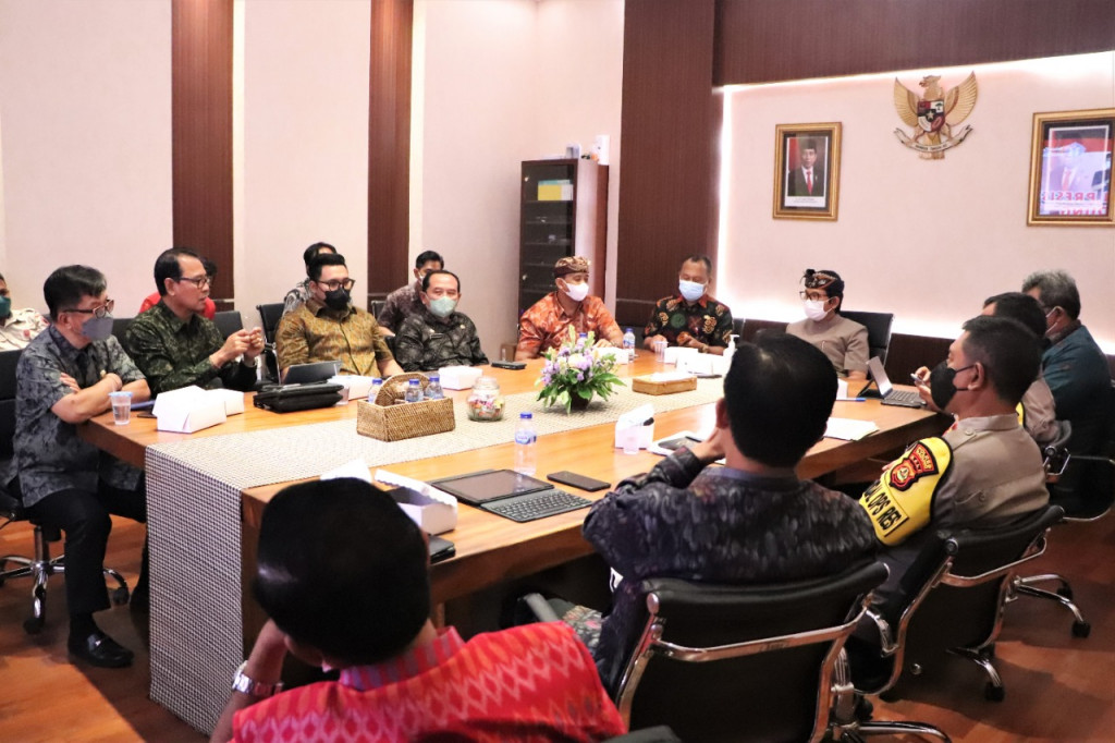 Sekda Adi Arnawa Pimpin Rakor Evaluasi Pelaksanaan Penanganan Covid di Badung